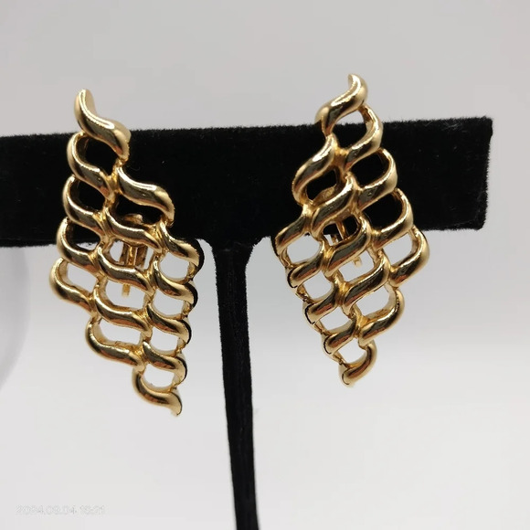 Vintage 80s Gold Tone Post Earrings  Clip On Shell Waffle Lattice Unbranded 1.75 - Picture 1 of 12